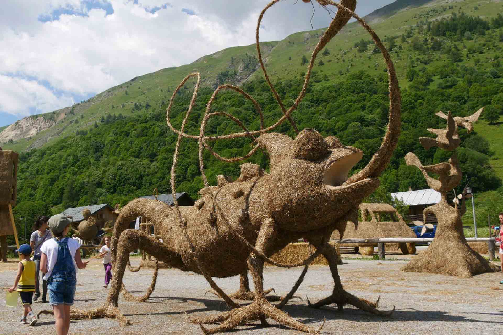 Valloire e le sculture di paglia e fieno. Viaggio in pullman.